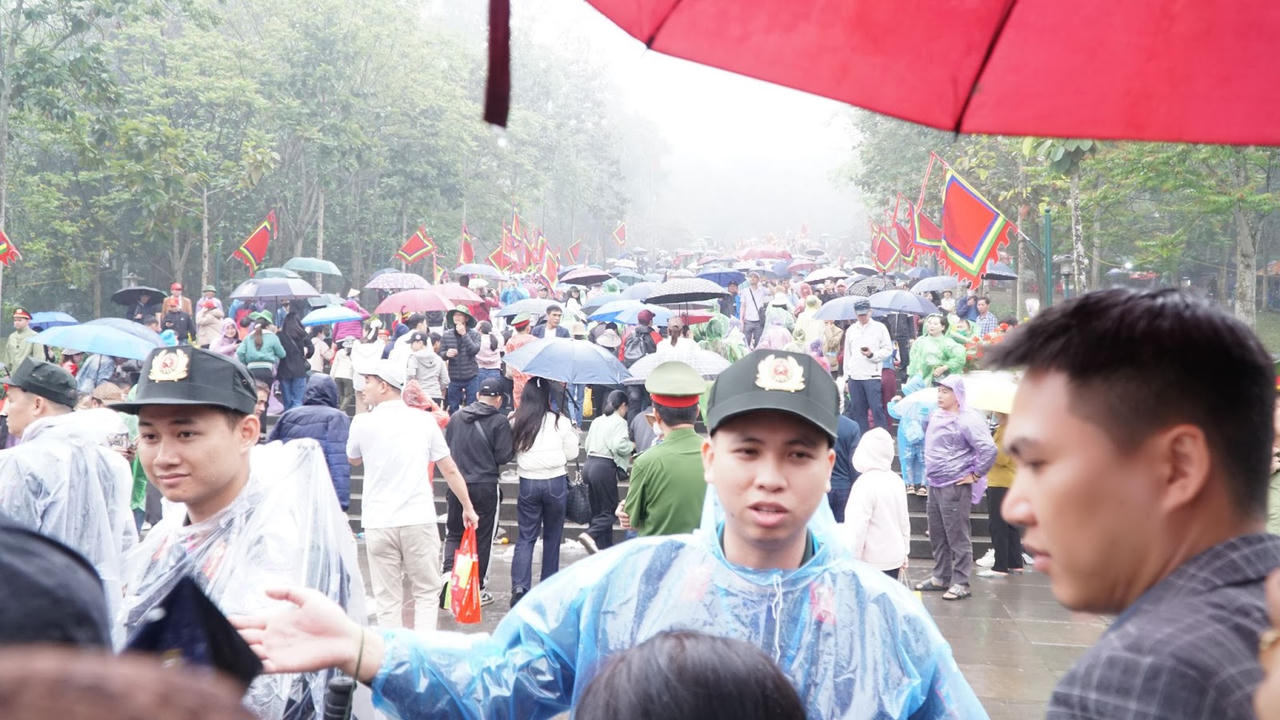 Biển người đổ về Đền Hùng dâng hương dưới trời mưa