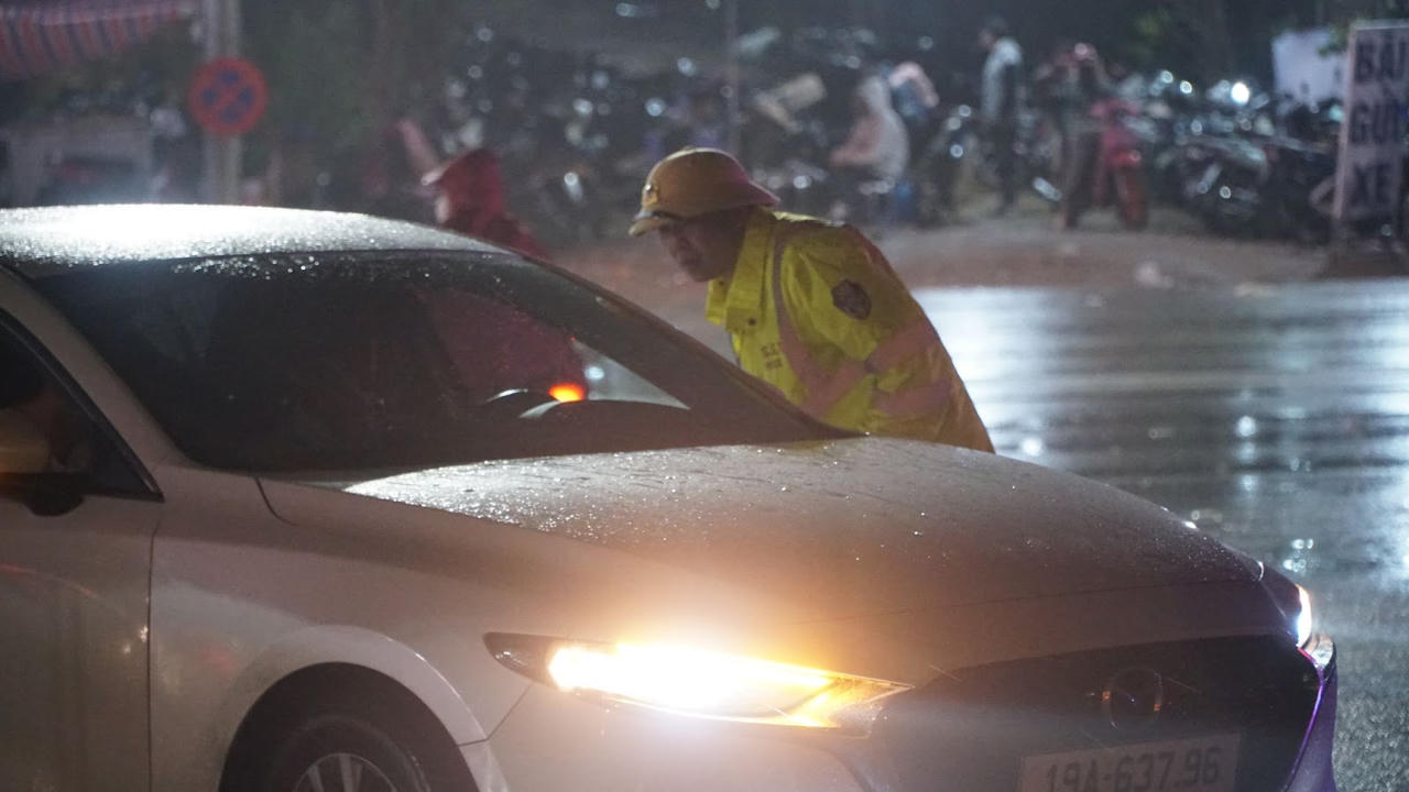 Biển người đổ về Đền Hùng dâng hương dưới trời mưa