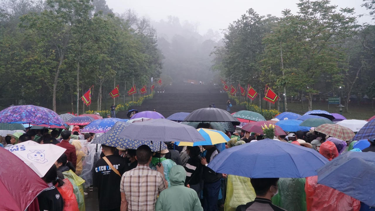 Biển người đổ về Đền Hùng dâng hương dưới trời mưa