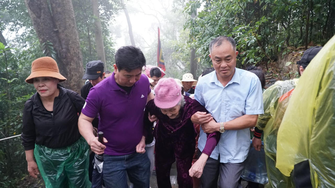 Biển người đổ về Đền Hùng dâng hương dưới trời mưa