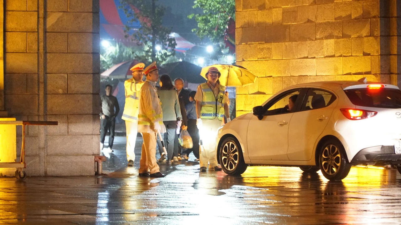 Biển người đổ về Đền Hùng dâng hương dưới trời mưa