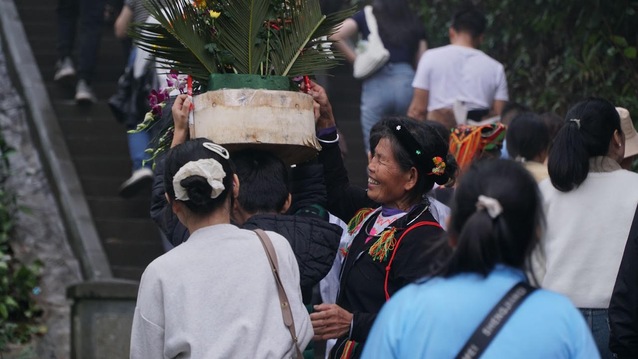 Biển người đổ về Đền Hùng dâng hương dưới trời mưa