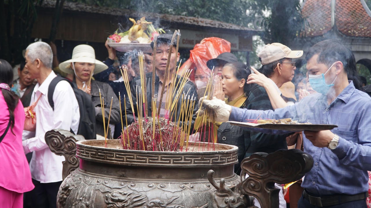 Biển người đổ về Đền Hùng dâng hương dưới trời mưa