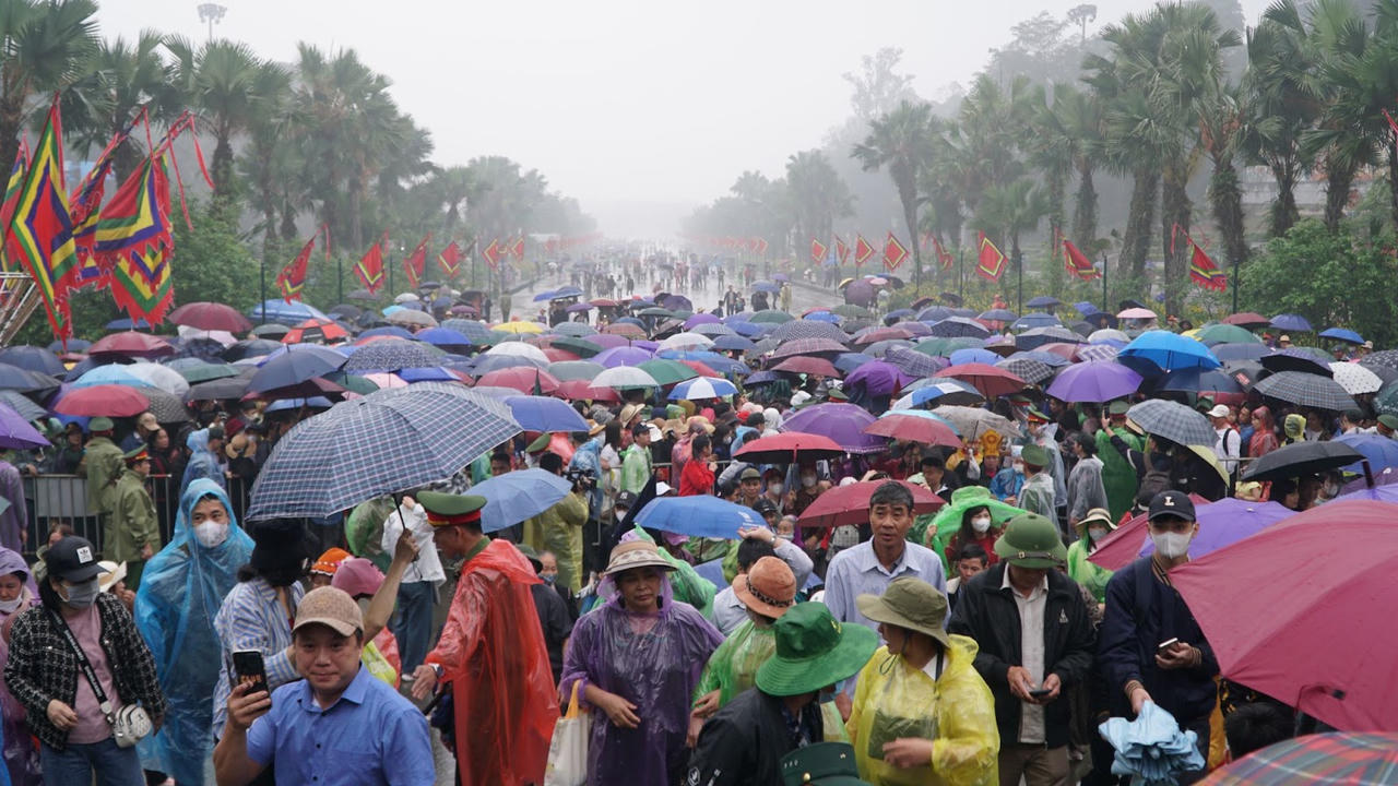 Biển người đổ về Đền Hùng dâng hương dưới trời mưa