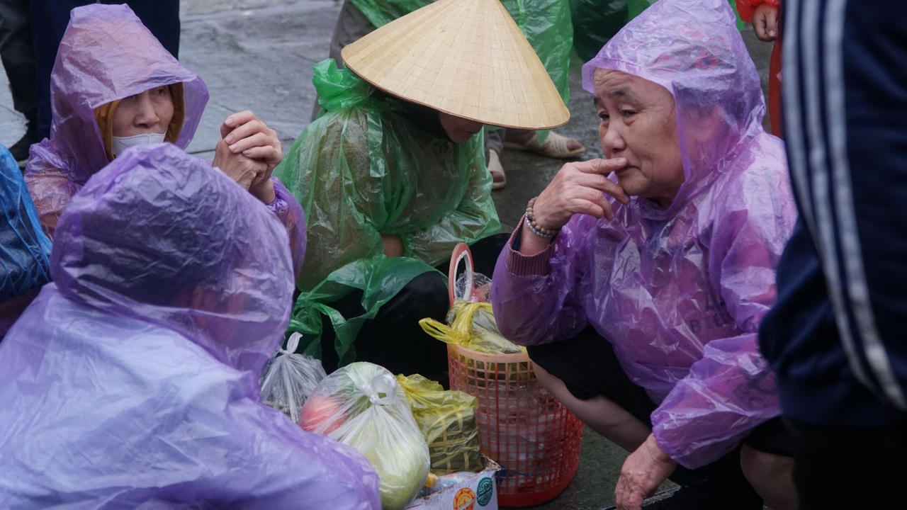 Biển người đổ về Đền Hùng dâng hương dưới trời mưa