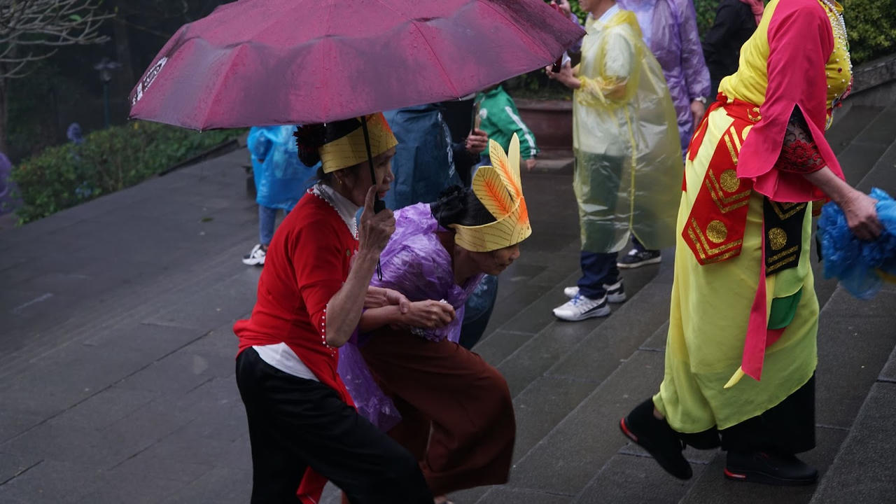 Biển người đổ về Đền Hùng dâng hương dưới trời mưa