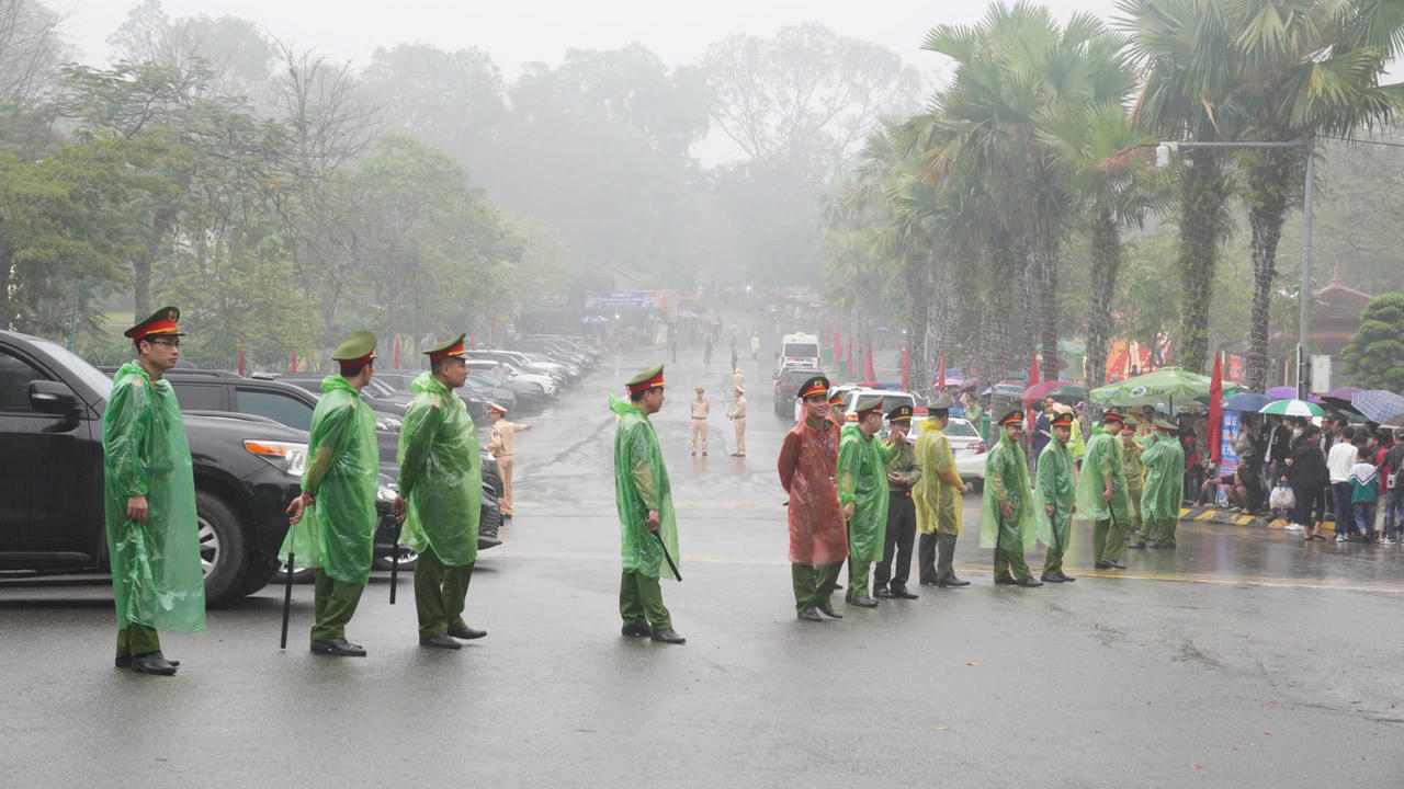 Mưa lớn kéo dài, hàng nghìn người vẫn đổ về dâng hương ngày Giỗ Tổ
