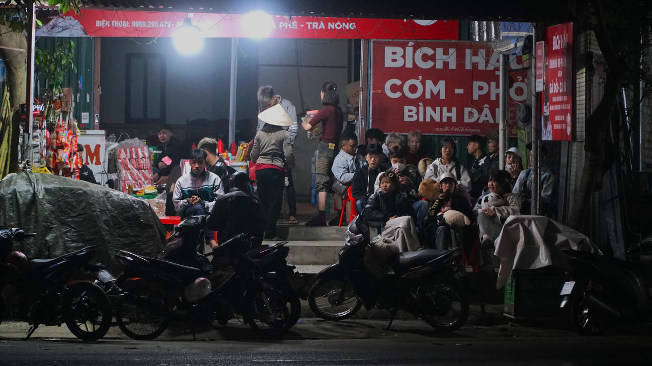 Biển người đổ về Đền Hùng dâng hương dưới trời mưa