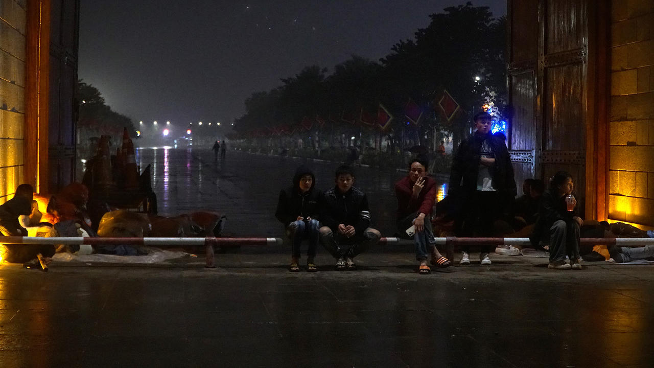 Biển người đổ về Đền Hùng dâng hương dưới trời mưa