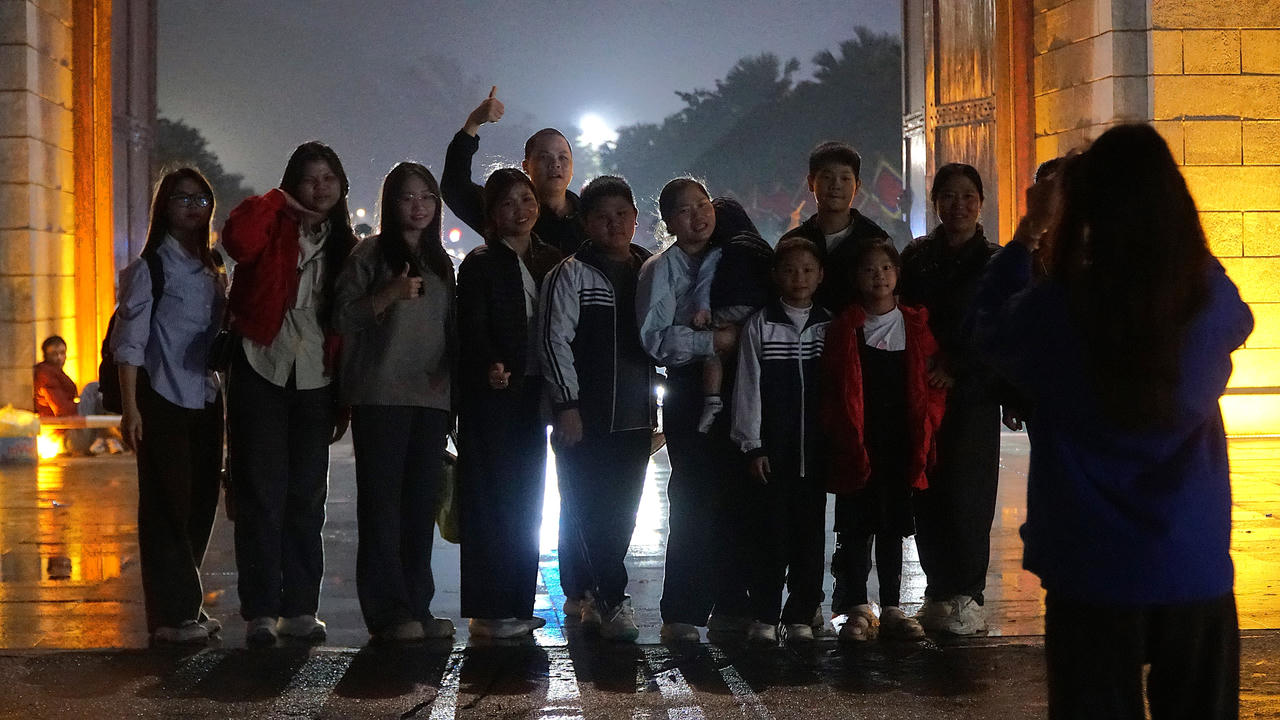 Biển người đổ về Đền Hùng dâng hương dưới trời mưa