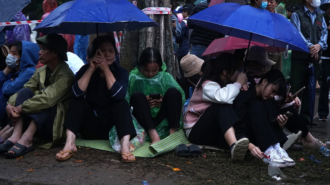 Biển người đổ về Đền Hùng dâng hương dưới trời mưa