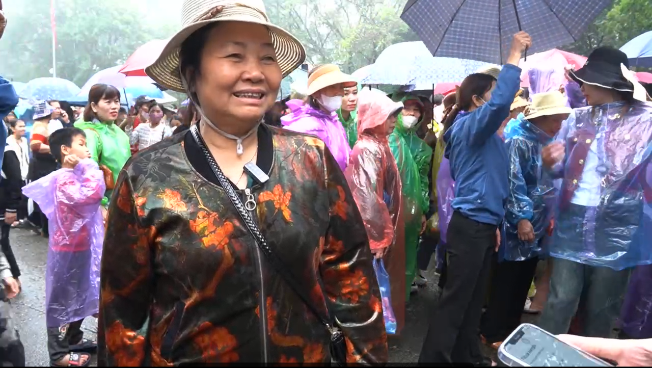 Mưa lớn kéo dài, hàng nghìn người vẫn đổ về dâng hương ngày Giỗ Tổ