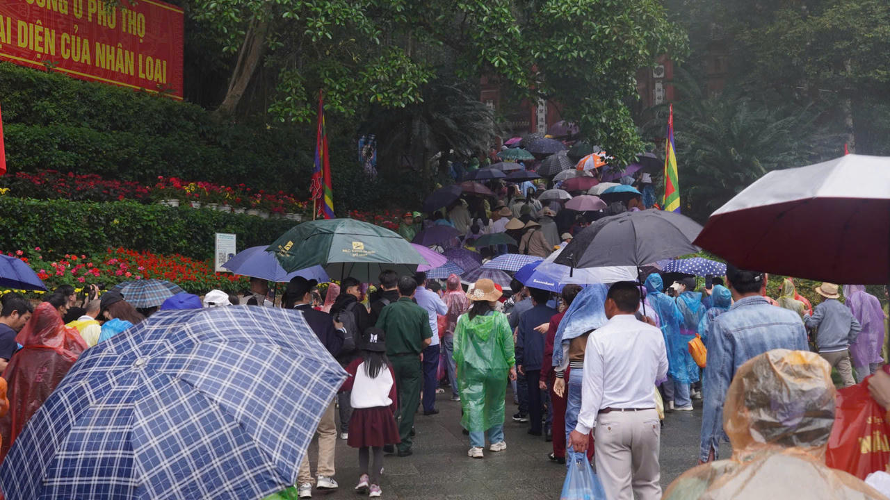 Mưa lớn kéo dài, hàng nghìn người vẫn đổ về dâng hương ngày Giỗ Tổ