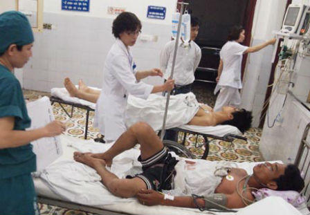 Nghe điện thoại lúc trời mưa, một người chết, 6 người bị thương