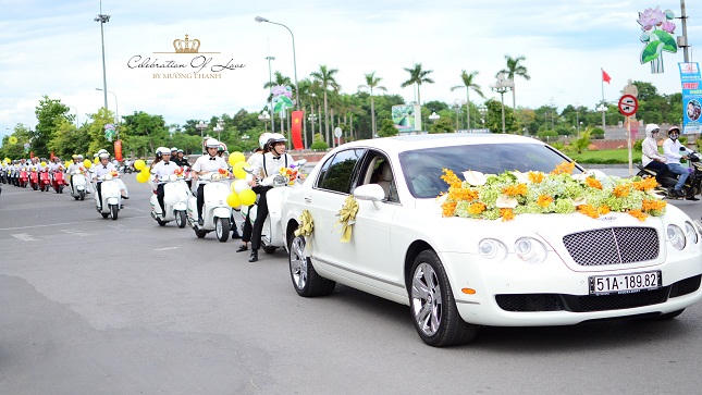 Quỳnh Anh Shyn và Bê Trần tham gia diễu hành rước dâu quanh thành phố Vinh