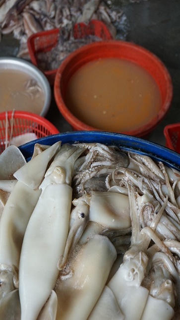 Cận cảnh xưởng tẩy trắng cá mực bằng hóa chất 