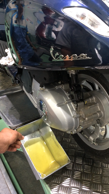 Vespa Sprint mới đi hai ngày đã hỏng, khách hàng bức xúc vứt trả xe