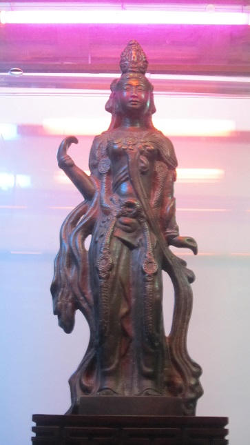 Bí ẩn pho tượng Phật “đổi màu đổi sắc” và chiếc lư hương hiếm có