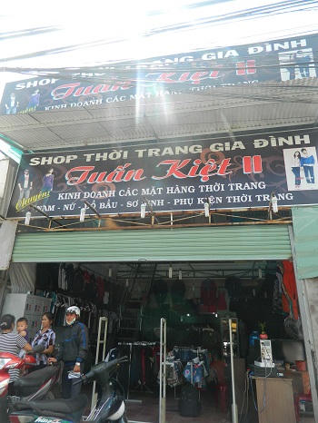 Chủ shop quần áo lo sợ bị chém lần hai sau ngày “đấu khẩu” với bà bán bánh kẹp