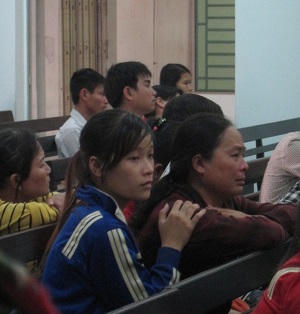 Gạt nước mắt tiễn hai con trai vào tù vì một phút bồng bột