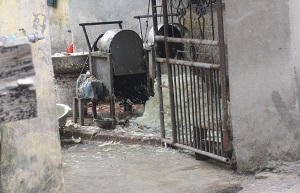 Cận cảnh xưởng sản xuất hành khô siêu bẩn giữa Hà Nội