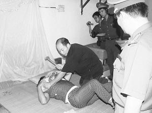 Kẻ thủ ác tinh quái  bỏ lại xe máy, chỉ cướp vàng