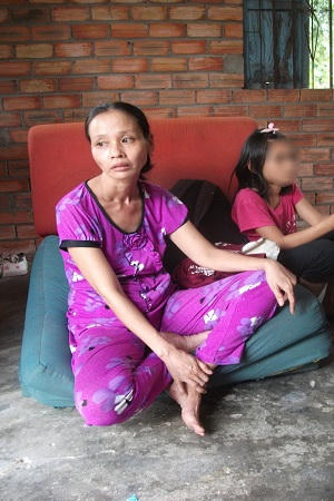 Sợ bị lộ, “yêu râu xanh” bỏ quần chạy lấy người