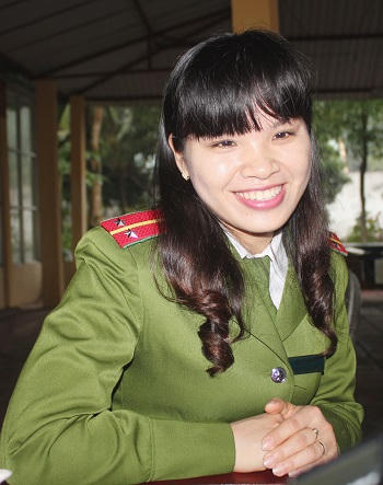 Nữ quản giáo xinh đẹp cảm hóa phạm nhân bằng sự chân thành