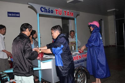 Ấm lòng người nghèo với “Nồi cháo Từ Tâm“