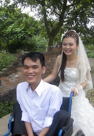 Chàng trai ngồi xe lăn và câu chuyện tình cảm động