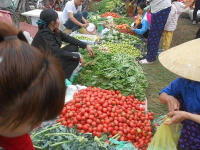 Kỳ lạ phiên chợ ném nhau… cầu may mắn