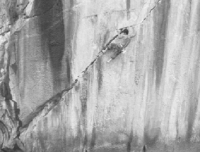 Gặp người “đi bộ” trên những vách đá dựng đứng