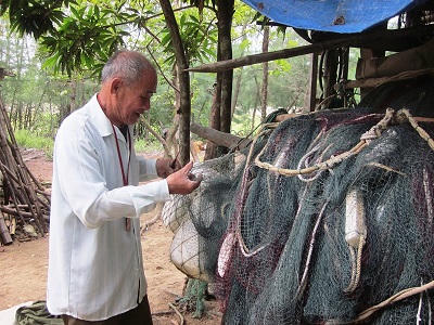 Người đàn ông "gàn" gắn mình nơi cửa biển