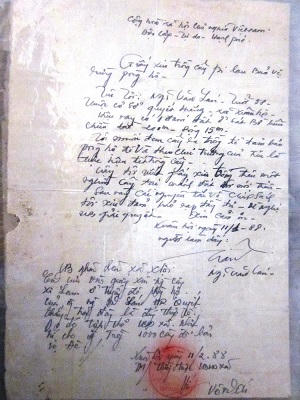 Người đàn ông "gàn" gắn mình nơi cửa biển