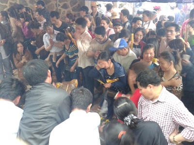 “Chướng tai gai mắt” ở chùa Hương Tích