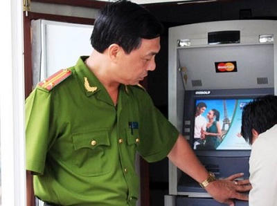 Bốn người nước ngoài dùng máy hàn phá trụ ATM, trộm 1,4 tỷ