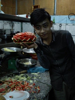 Nghĩ bị nhìn đểu, đầu bếp cầm dao chém khách