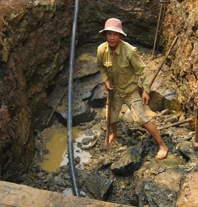 Kiếm bạc triệu mỗi ngày từ nghề “xông đất âm phủ“