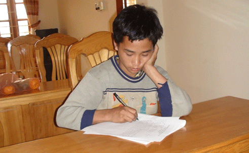 Bé gái chăn ngựa gặp họa vì mắc mưu kẻ tà dâm 