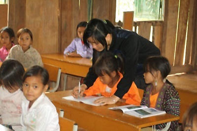 "Cõng chữ" lên non ở Nậm Pồ