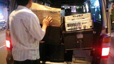 Tiếp viên nhà hàng “Dzách lục lục” mặc đồ hở hang, khiêu dâm