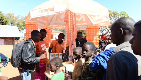 Tận mắt xem cách Movitel “bán giày cho người đi chân đất” ở Châu Phi