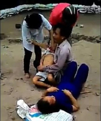 Tông xe máy, xe cấp cứu bốc cháy, 2 người chết