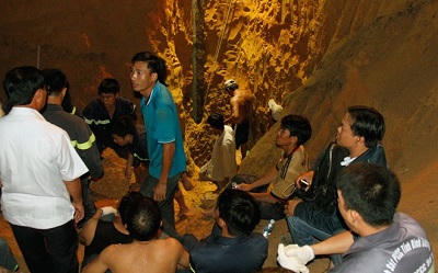 Hàng trăm người đang giải cứu bé gái 7 tuổi lọt  xuống giếng sâu