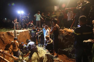 Hàng trăm người đang giải cứu bé gái 7 tuổi lọt  xuống giếng sâu