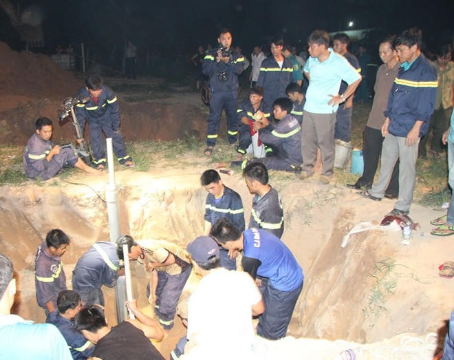 Hàng trăm người đang giải cứu bé gái 7 tuổi lọt  xuống giếng sâu