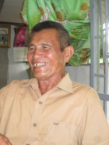 Hai người đàn ông Hà Nội "vác" tiền, vàng ra “đổ” bãi sông