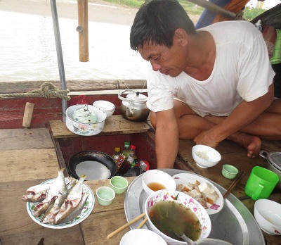 Những người bám sông để mở mặt với đời