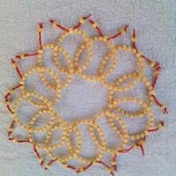 Người Hà Nội đổ xô đi mua... bột trừ tà