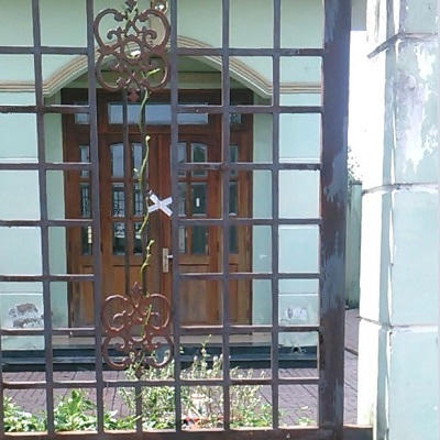 Phó công an xã bị tố giật điện thoại, tự ý niêm phong nhà người dân